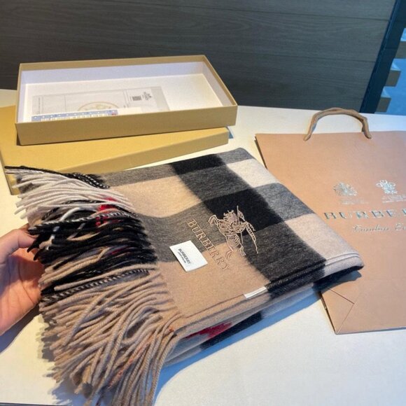 Brand new Burberry classic style scarf - Picture 7 of 7